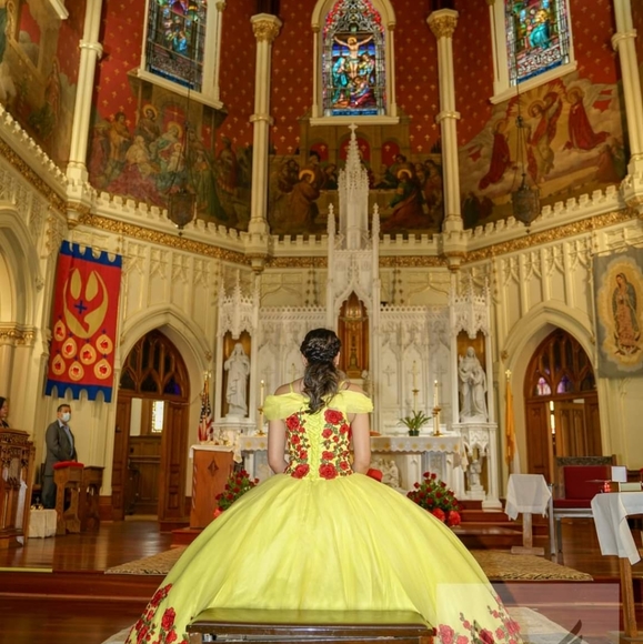 Quinceañera bundle dress size 6 , bouquet red roses and rhinestones, and bear - Picture 2 of 8